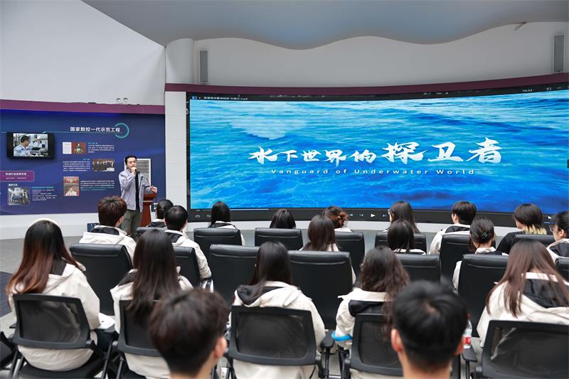 2024全国高校校媒精英特训营走进广东蓝潜参观之旅